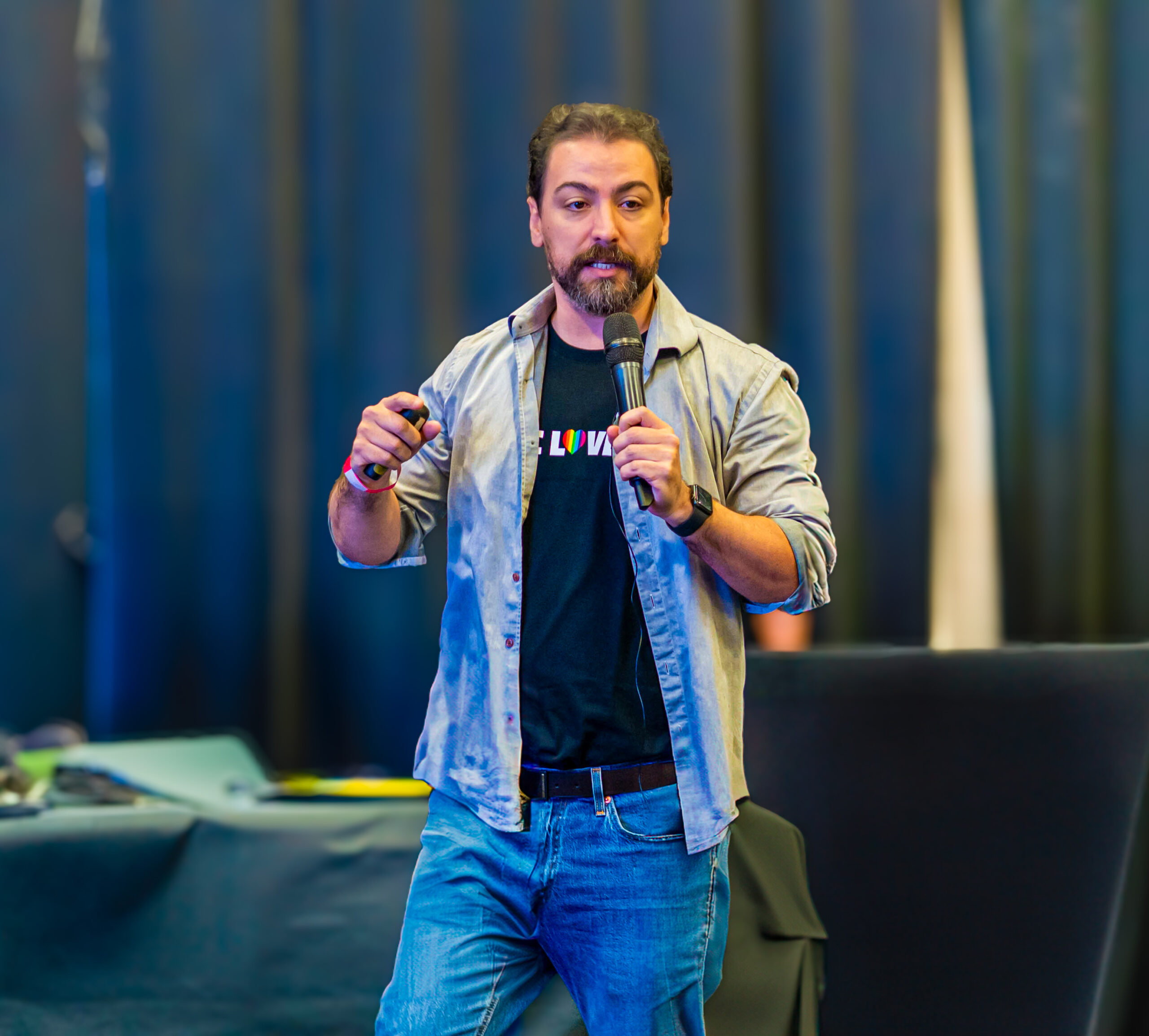 Andre Molero apresentando em um evento